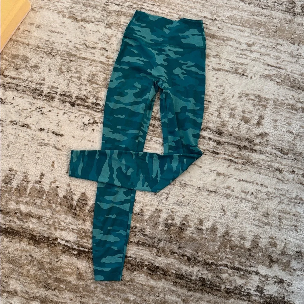 Bombshell Teal Camo Active Leggings - Picture 3 of 3